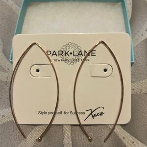 Women’s earrings rose gold